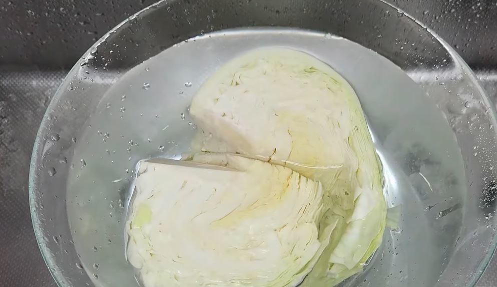 양배추는 찬물에 담가두는 게 가장 좋은 세척법이다. / 유튜브 '코코네'