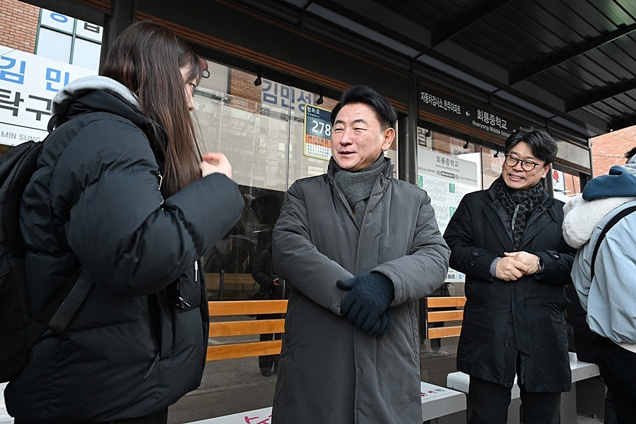 김동근 시장이 1월 6일 133번 시내버스 정류소에서 한 학생에게 통학 환경에 대한 의견을 듣고 있다