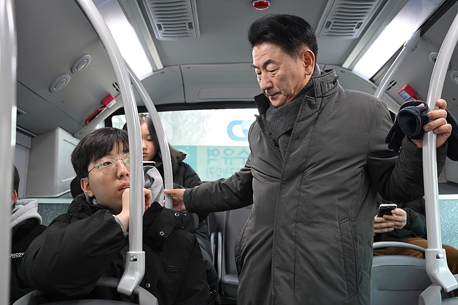 김동근 시장이 1월 6일 133번 시내버스에 탑승해 한 학생에게 통학 환경에 대한 의견을 듣고 있