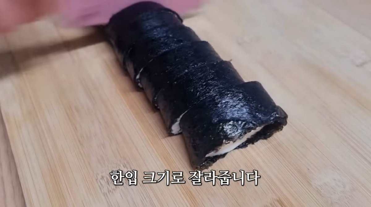 순두부를 김에 싸는 모습. / 유튜브 '쿠킹 프린세스 cooking'
