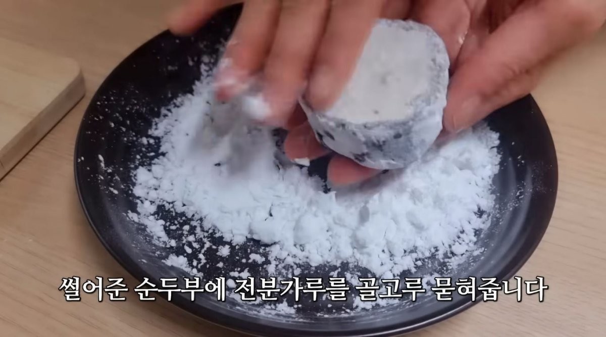 순두부를 김에 싸는 모습. / 유튜브 '쿠킹 프린세스 cooking'