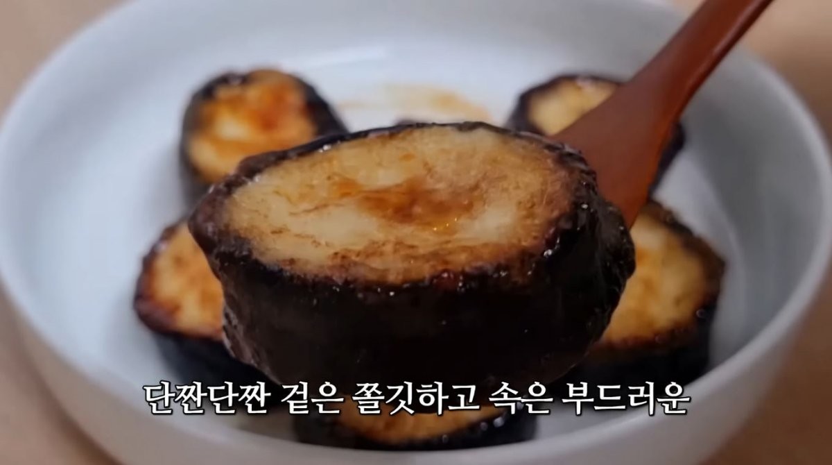 순두부를 김에 싸는 모습. / 유튜브 '쿠킹 프린세스 cooking'