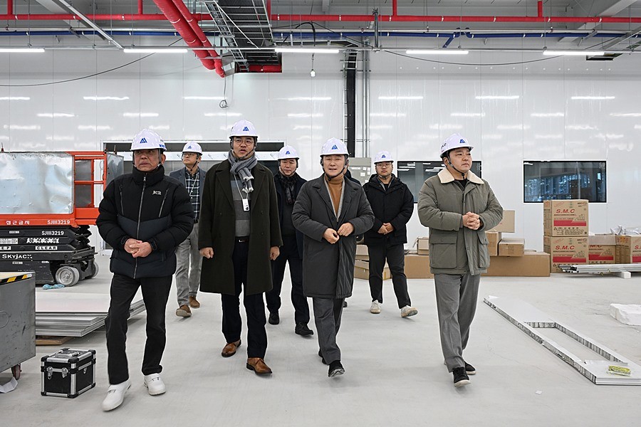 김동근 시장이 1월 6일 (주)시지메드텍 D동 건축 현장현장을 둘러보고 있다