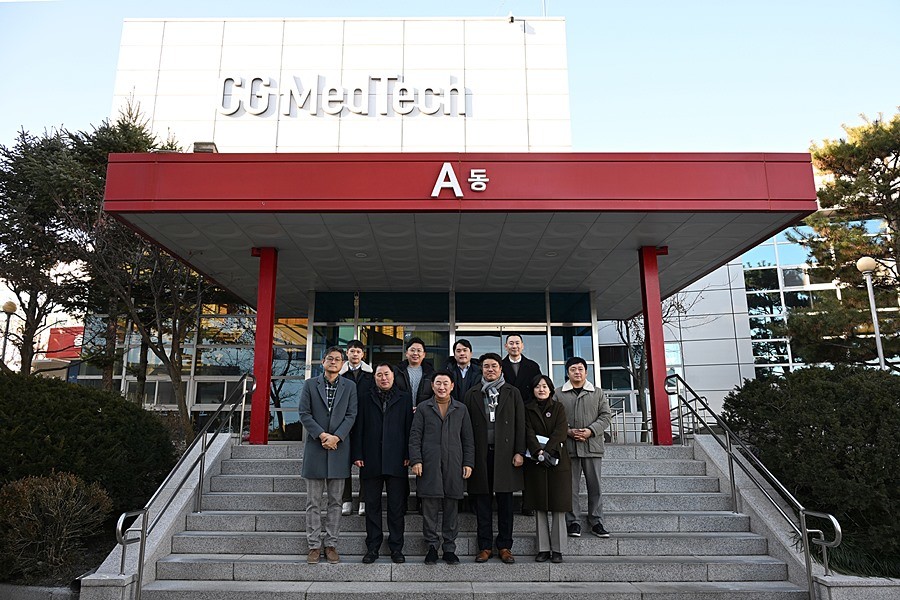 김동근 시장이 1월 6일 (주)시지메드텍 D동 건축 현장을 둘러본 뒤 관계자들과 기념촬영을 하고 있다