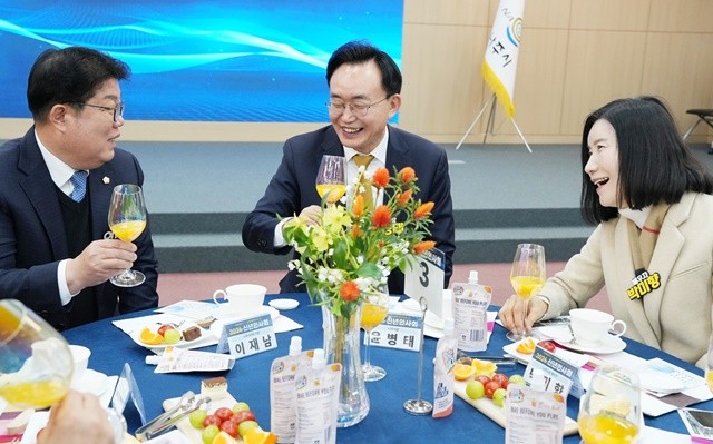 윤병태 나주시장이 ‘2026 신년 인사회’에서 새해 덕담을 나누고 있다.