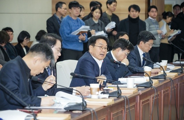 강기정 광주광역시장이 6일 오전 광주시의회 대회의실에서 시의원들과 광주·전남 행정통합 관련 간담회를 갖고 행정통합 추진사항을 논의하고 있다./광주광역시 제공