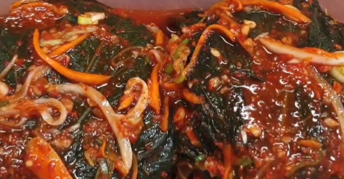 삭힌 깻잎김치를 만들 땐 매실청을 활용하면 맛이 좋아진다. / 유튜브 '상아의홈'