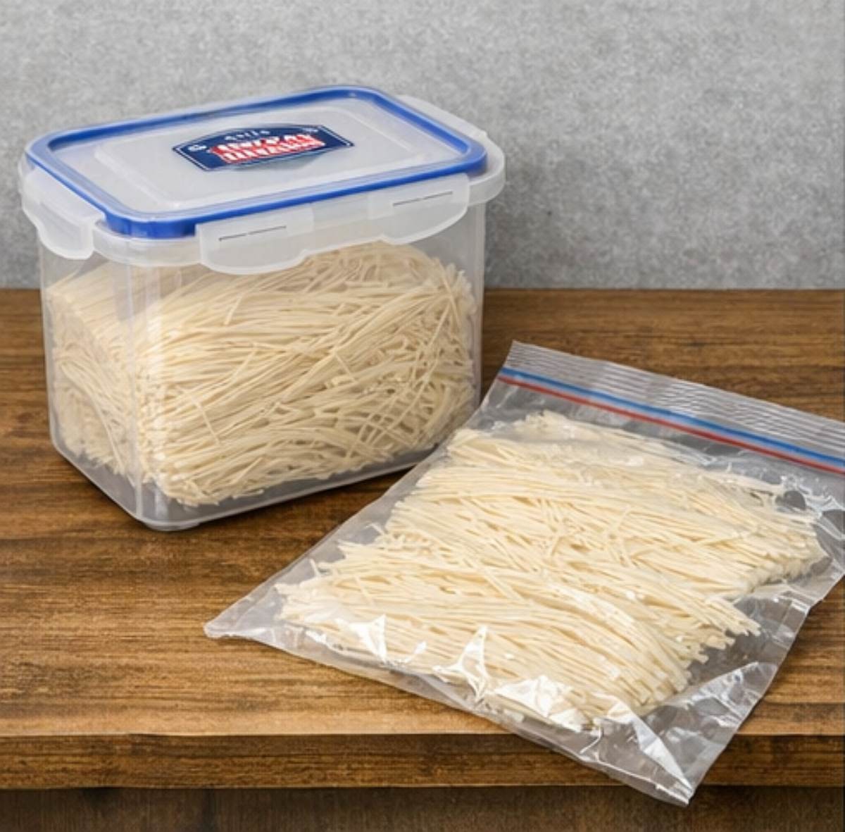 국수 소면, 장기 보관을 고려한다면 밀폐통, 냉동실, 김치냉장고 활용이 효과적이다. 기사 내용 토대로 AI툴 활용해 제작한 자료사진.