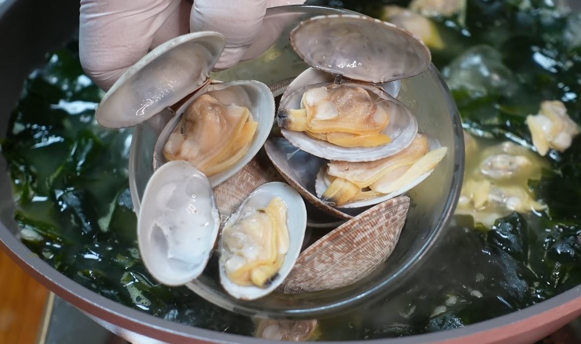 바지락미역국은 아주 깊은 맛을 자랑한다. / 유튜브 '양장금주부'