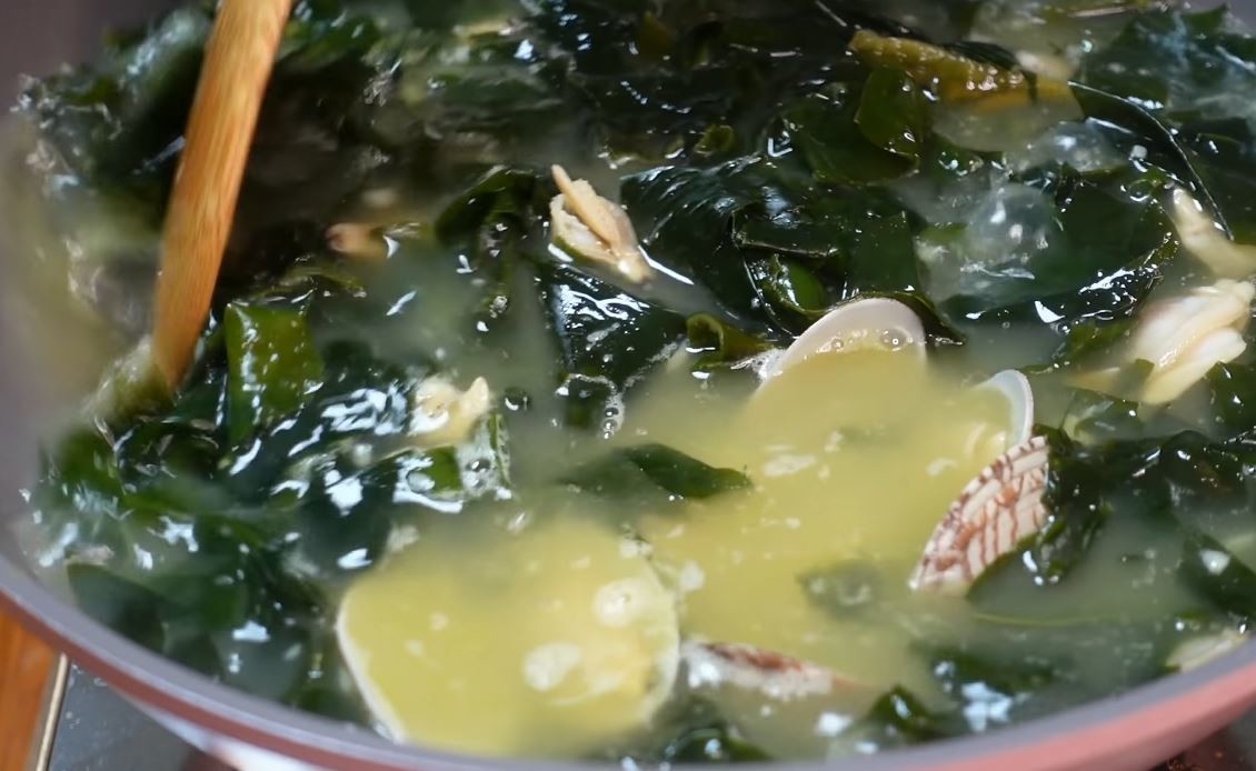 겨울철 바지락은 국에 넣어 끓이면 정말 시원한 맛을 느끼게 해준다. / 유튜브 '양장금주부'