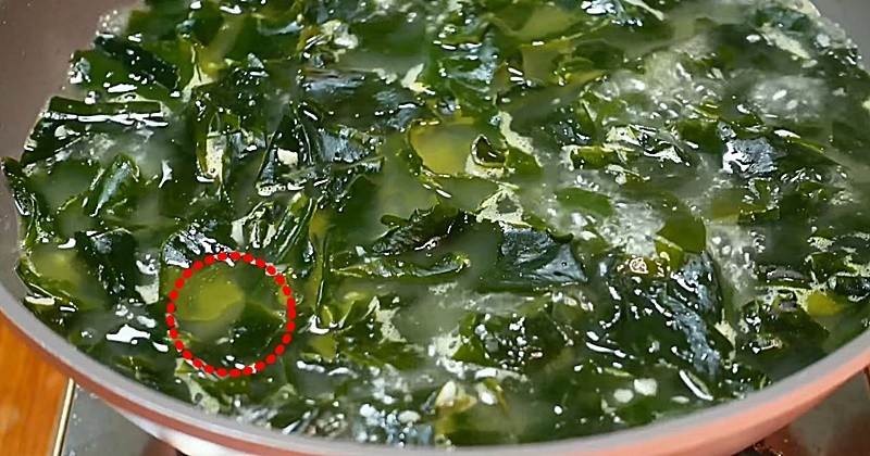 제철 식재료를 넣고 끓이는 미역국은 도저히 맛이 안 날 수가 없다. / 유튜브 '양장금주부'