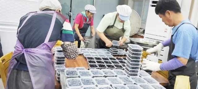 화순지역자활센터 도시락사업단에서 아동급식 도시락을 준비하고 있다.