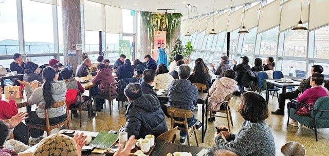 봇재 그린다향에서 이용객들을 위한 작은 음악회가 열리고 있다.