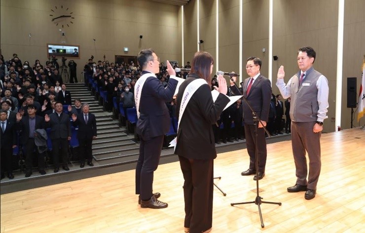 한국동서발전 전 임직원이 중대재해 제로 달성 노·사 공동 결의대회를 진행하고 있다. / 사진제공=동서발전