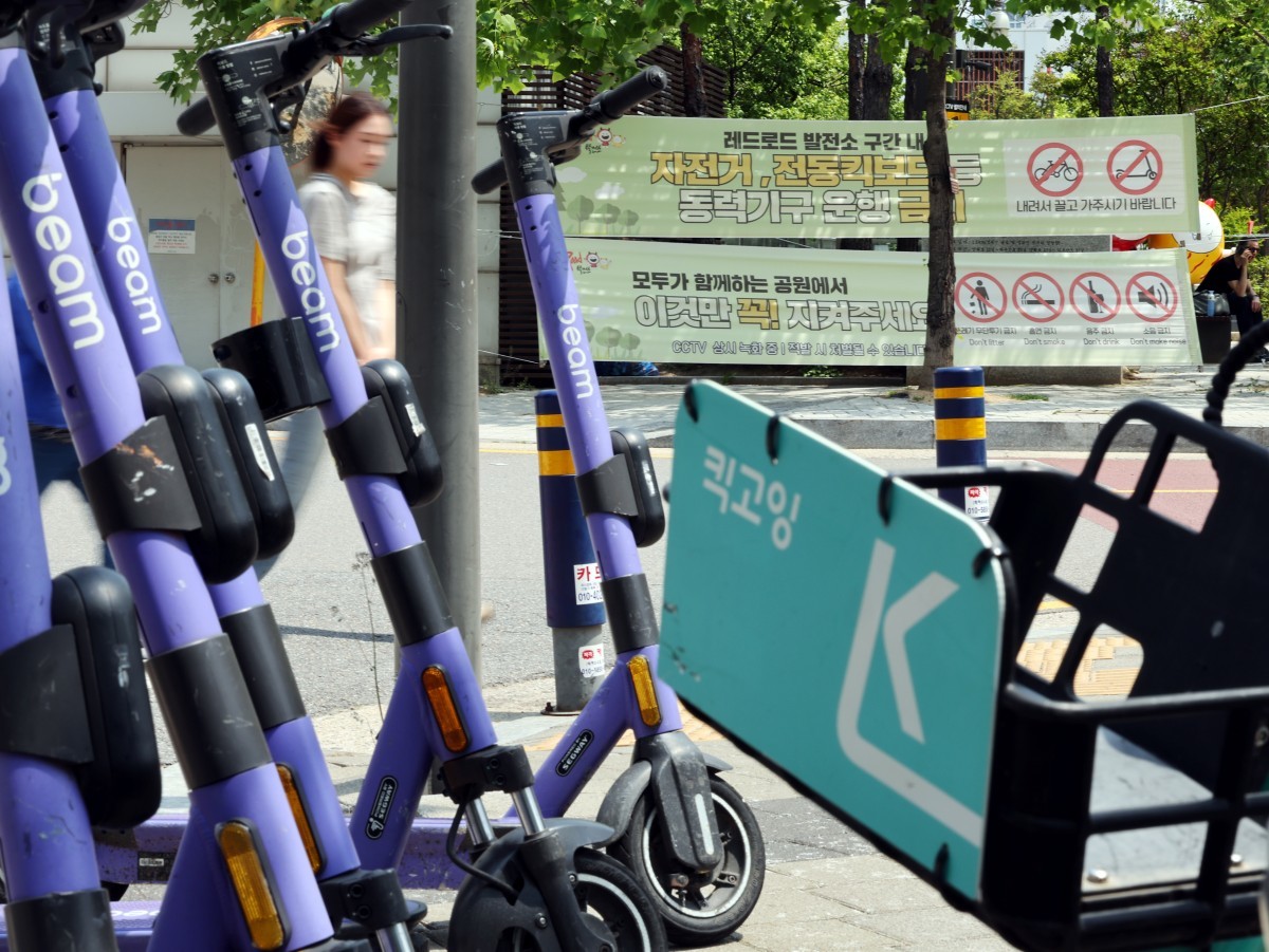 서울 마포구 홍대 레드로드에 전동킥보드가 서있다. / 뉴스1