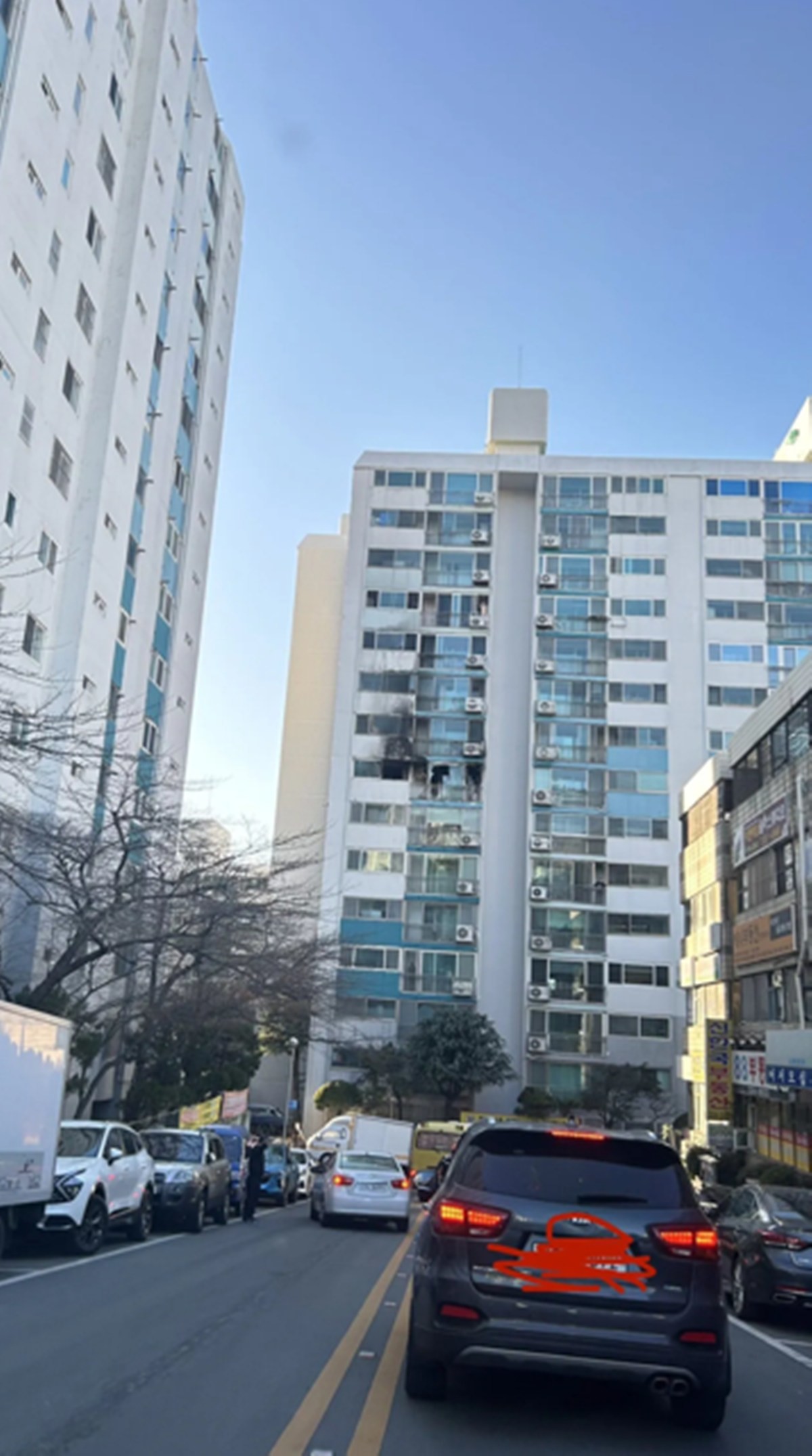 이하 6일 화재가 난 부산 북구 구포동 아파트. / 에펨코리아