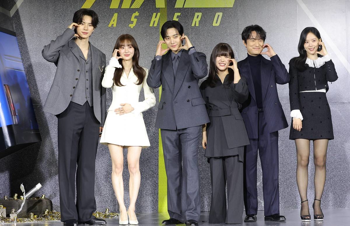 배우 이채민(왼쪽부터)과 김혜준, 이준호, 김향기, 김병철, 강한나가 지난해 12월 22일 서울 강남구 웨스틴 서울 파르나스에서 열린 넷플릭스 시리즈 '캐셔로' 제작발표회에 참석해 포즈를 취하고 있다. '캐셔로'는 결혼자금, 집값에 허덕이는 월급쟁이 '상웅'이 손에 쥔 돈만큼 힘이 강해지는 능력을 얻게 되며, 생활비와 초능력 사이에서 흔들리는 생활밀착형 내돈내힘 히어로물이다 / 뉴스1
