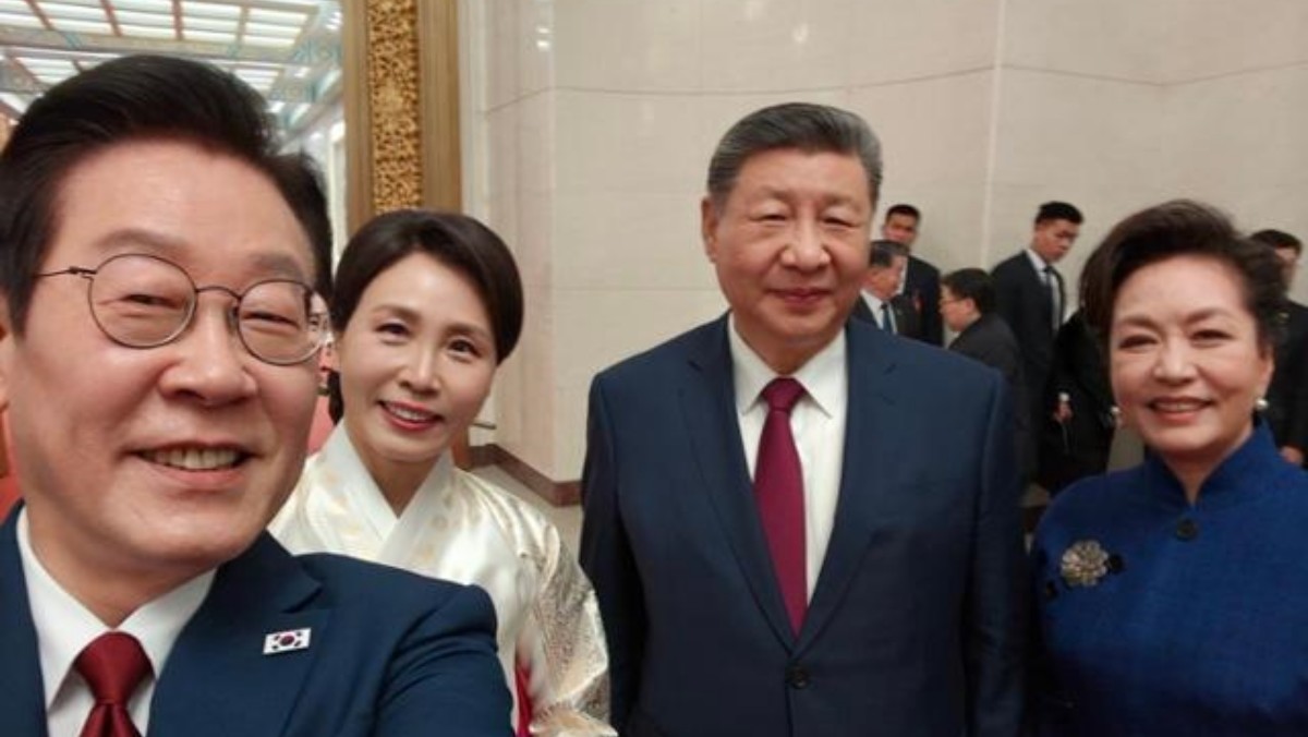 이재명 대통령과 시진핑 중국 국가주석, 김혜경 여사와 펑리위안 여사가 지난 5일 베이징 인민대회당에서 만찬 후 경주 APEC 때 선물 받은 샤오미폰으로 셀피를 촬영하고 있다. / 이재명 대통령 SNS