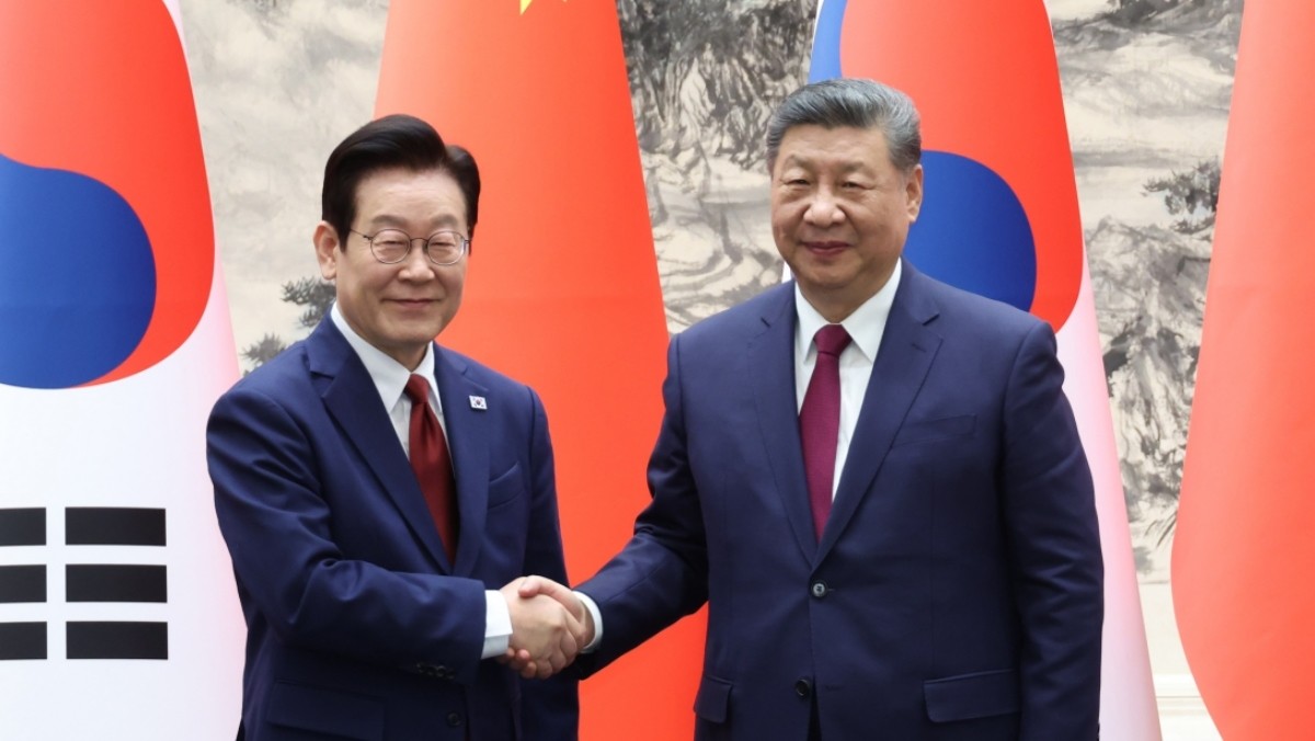 이재명 대통령과 시진핑 중국 국가주석이 지난 5일 베이징 인민대회당에서 열린 한중 MOU 체결식에서 악수하고 있다. / 뉴스1