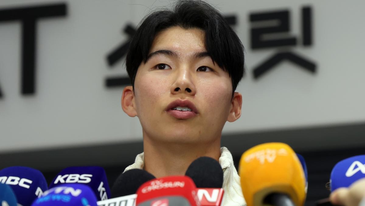 지난해 11월 6일 오후 메이저리그(MLB) 진출 첫 시즌부터 월드시리즈(WS) 우승을 함께한 LA 다저스 김혜성이 인천국제공항을 통해 입국, 취재진 질문에 답하고 있다. / 뉴스1