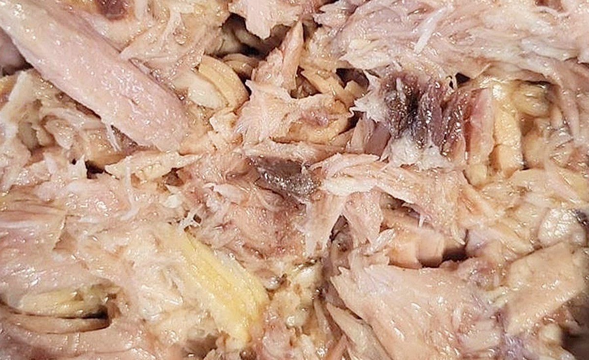 참치캔에 들어 있는 살코기 모습. 검은색을 띄는 참치의 혈압육도 보입니다. 기사 이해를 돕기 위해 AI를 활용해 제작한 자료 사진입니다. 실제 모습과 다소 차이가 있을 수 있습니다.