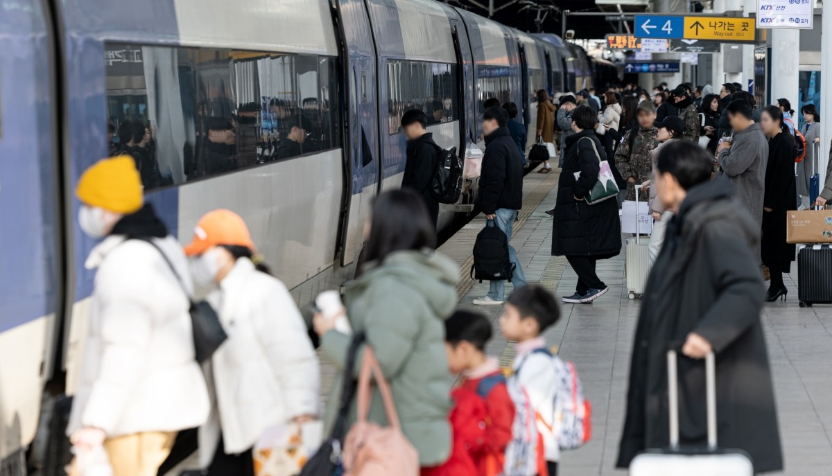 서울울역에서 귀성객들이 열차에 탑승하고 있다. 기사의 이해를 돕기 위한 사진 /뉴스1