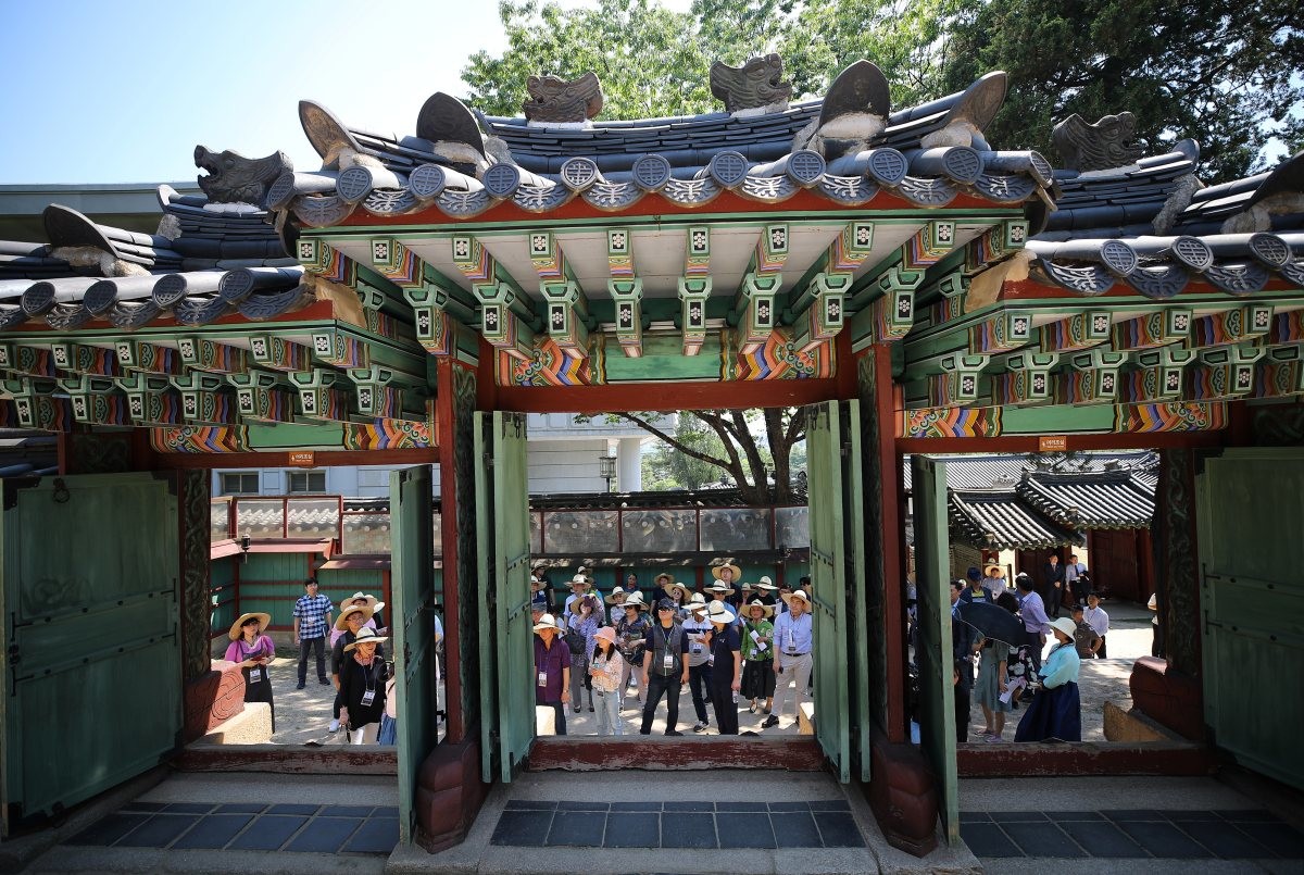 칠궁 관람을 신청한 시민들이 문화해설사의 설명을 청와대 영빈관 옆을 칠궁 경내를 관람하는 모습. / 연합뉴스