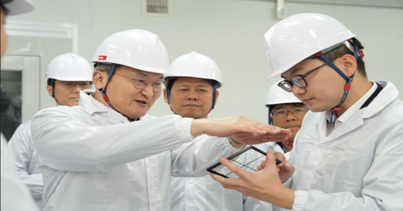 이석희 sk온 사장이 김부기 스탠다스에너지 대표로부터 바나듐이온배터리 설명을 듣고있다.   / SK 이노베이션 뉴스룸