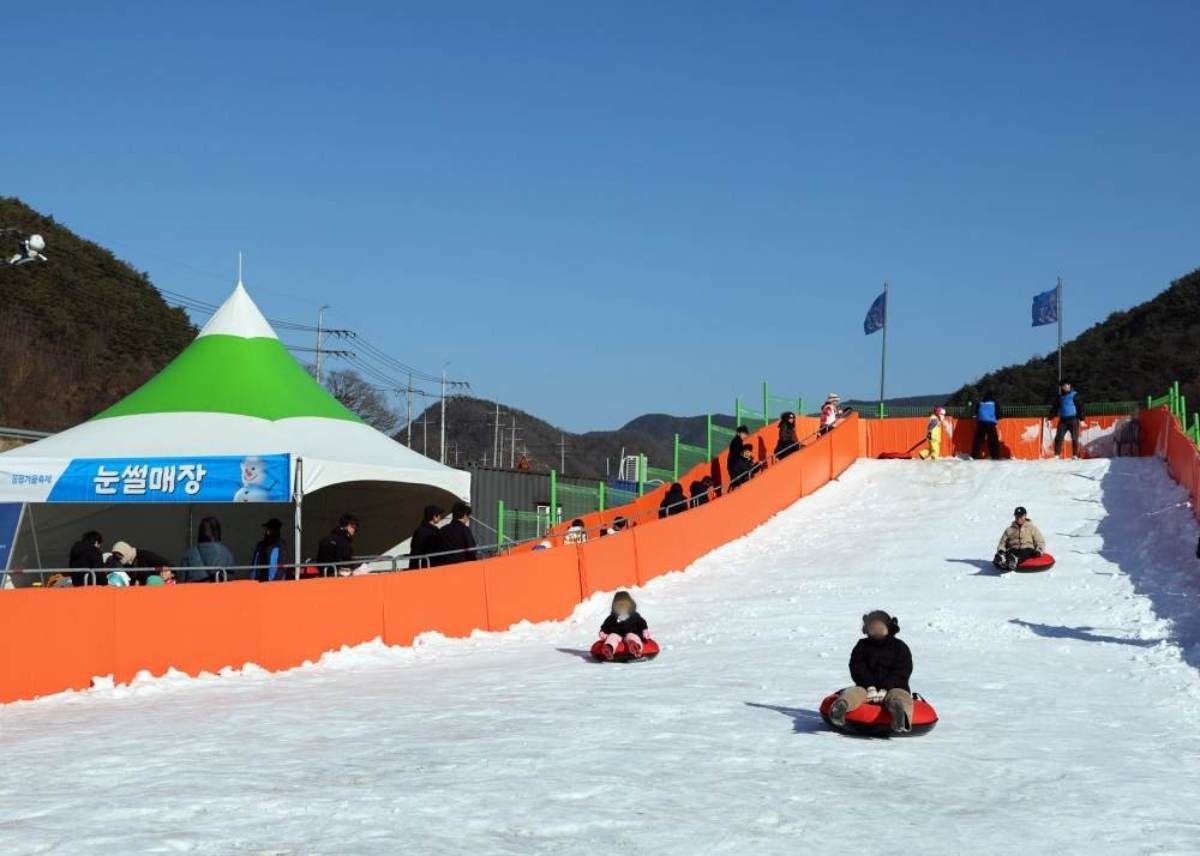 '영양 얼음 꽁꽁 축제' 눈썰매 타기. / 영양군 제공