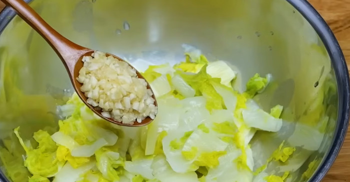 알배추는 흐르는 물에 간단히 씻어주기만 해도 충분하다. / 유튜브 '김대석 셰프TV'