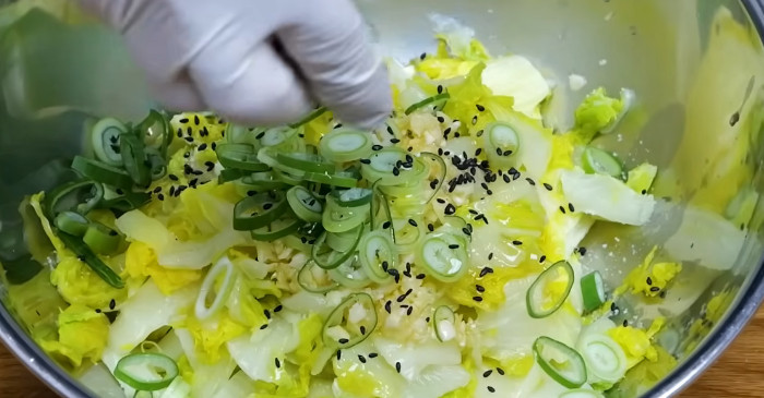 간단한 양념으로도 충분히 맛을 낼 수 있는 게 데친 알배추 반찬이다. / 유튜브 '김대석 셰프TV'