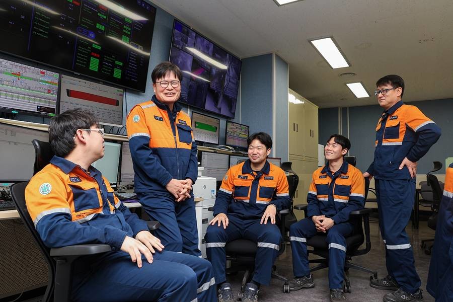 설비통합관리시스템을 개발한 포항제철소 후판정비섹션 직원들(왼쪽부터 장인호 계장, 임종우 파트장, 이한열 사원, 이재형 대리, 김홍출 과장)/포스코