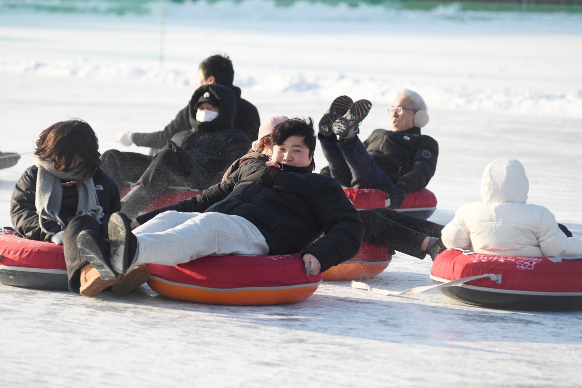 산천어 축제장을 방문한 관광객들이 눈썰매를 타며 휴일을 즐기고 있다. / 화천군 제공