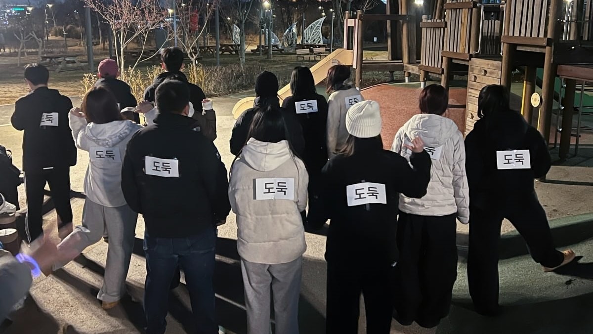 경찰과 도둑을 하려 모인 시민들 / 연합뉴스