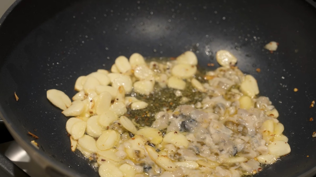 굴 파스타 조리 과정 / 유튜브 '걍밍경'