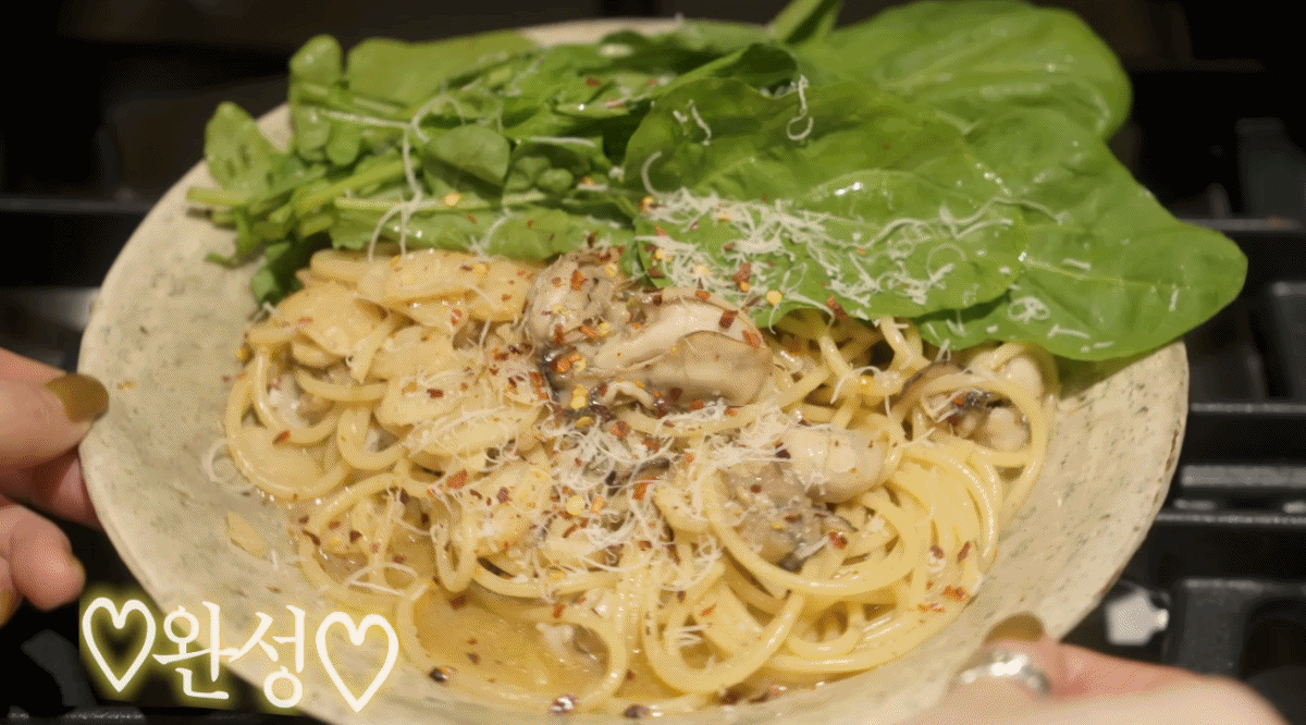 완성된 굴 파스타 / 유튜브 채널 '걍밍경'