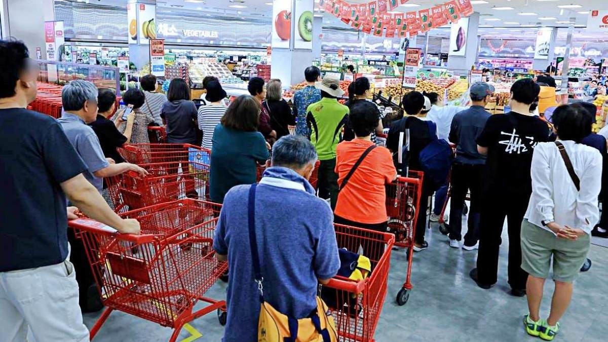 30입 계란 한 판 4990원 하루 특가 행사가 열린 지난해 6월 12일 오전 서울 중구 한강대로 롯데마트 제타플렉스 서울역점을 찾은 고객들의 모습. 자료사진. / 뉴스1