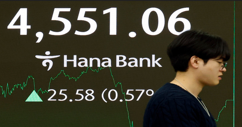 7일 서울 중구 하나은행 본점 딜링룸 전광판 / 뉴스1