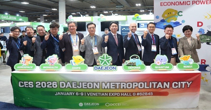 사진 왼쪽부터 임문택 연구개발특구진흥재단 본부장, 문인환 중구 부구청장, 박대희 대전창조경제혁신센터 대표, 최충규 대덕구청장, 정용래 유성구청장, 조원휘 대전시의장, 최성아 대전시 정무경제과학부시장, 빅터 호스킨스 페어팩스카운티 경제개발청장, 이승철 한남대 총장, 김우연 대전테크노파크 원장, 백춘희 대전문화재단 이사장 / 사진=대전시