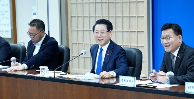 김영록 전라남도지사가 7일 도청 서재필실에서 실국장 정책회의를 주재하고 도정 현안을 논의하고 있다.