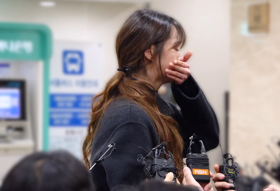 취재진과 인터뷰 중 눈물을 터트린 고아라 / 유튜브 'iMBC연예'