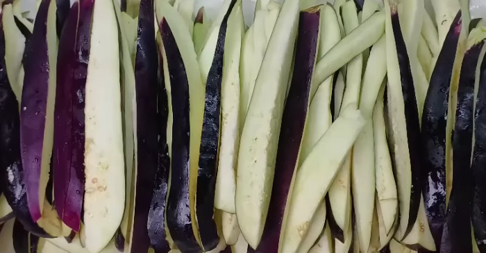 가지를 오래 쓰기 위해 보관할 때는 미리 잘라 두는 것이 좋다. / 유튜브 '주부나라'