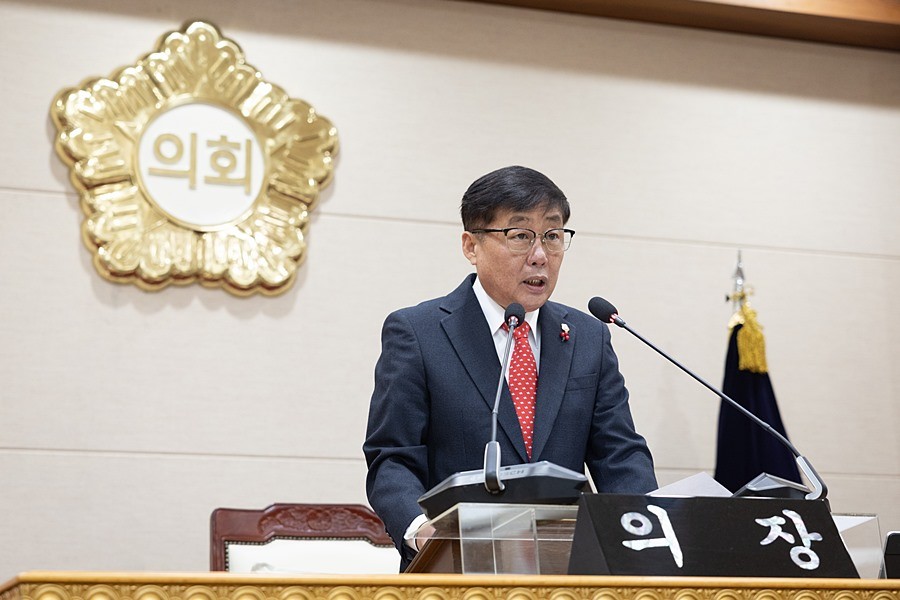 윤창철 의장이 제384회 임시회 제1차 본회의에서 ‘무인교통단속장비 과태료 수입의 지방세입 전환 촉구 건의안’을 채택하고 있다