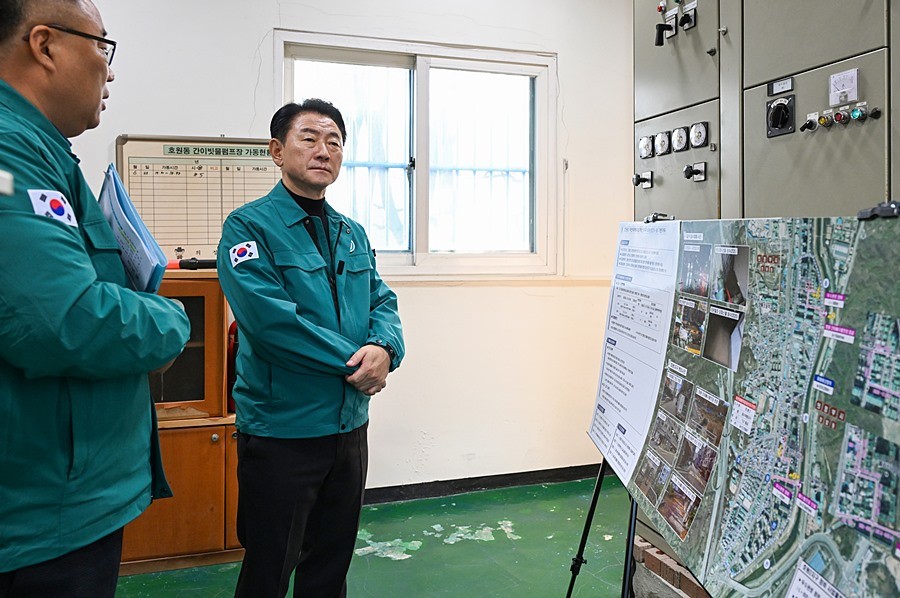 김동근 시장이 1월 7일 호원간이배수펌프장을 방문해 현장 점검을 하고 있다