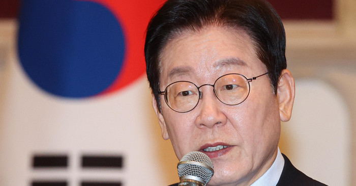 중국을 국빈방문 중인 이재명 대통령이 7일 상하이시에서 열린 순방기자단 오찬간담회에서 발언하고 있다.