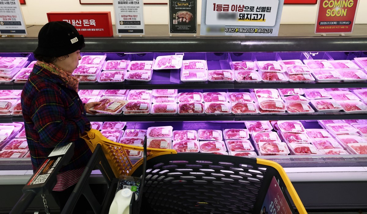 고객들이 정육코너에서 장을 보는 있다. 기사의 이해를 돕기 위한 사진 / 뉴스1