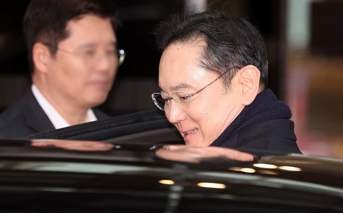 방중 경제사절단 일정을 마친 이재용 삼성전자 회장이 6일 오후 서울 강서구 김포 비즈니스 항공센터(SGBAC)를 통해 귀국하고 있다. / 뉴스1