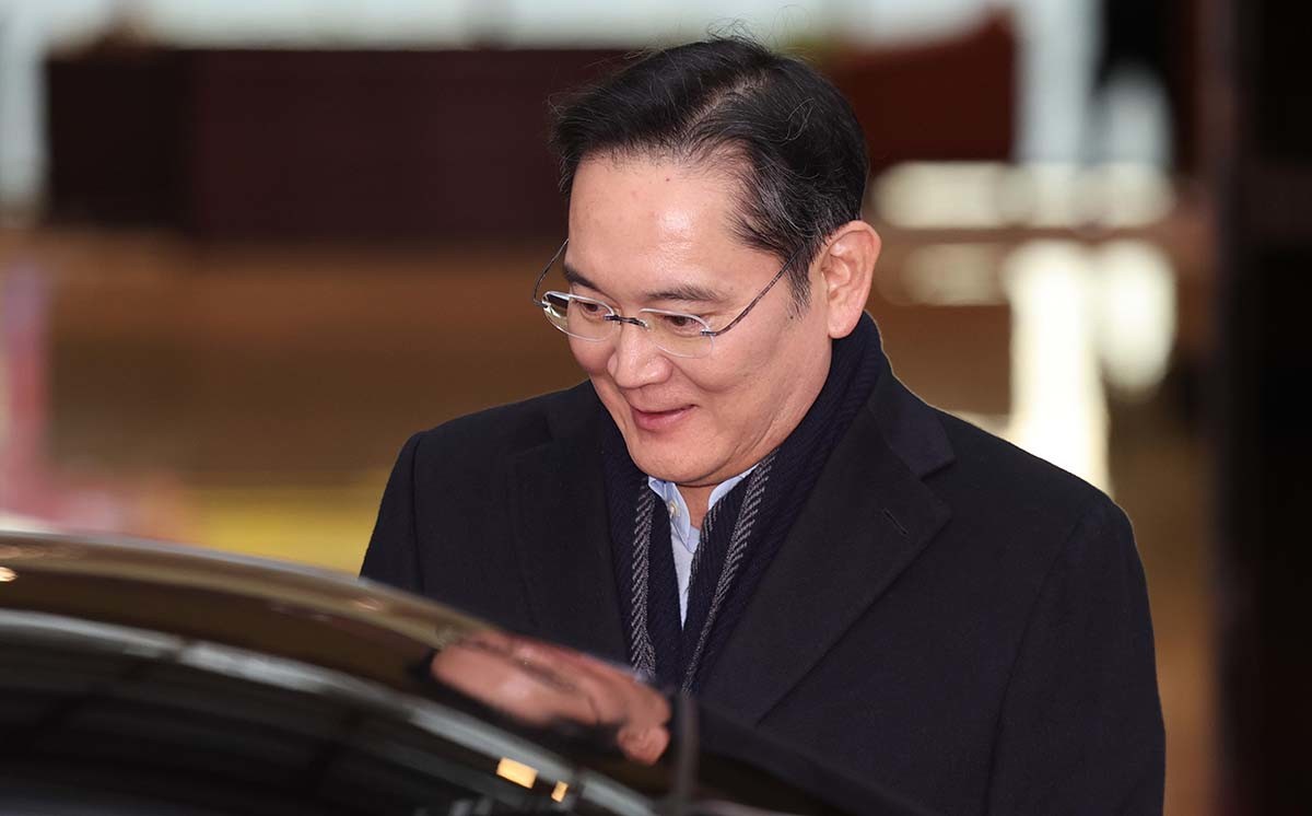 방중 경제사절단 일정을 마친 이재용 삼성전자 회장이 6일 오후 서울 강서구 김포 비즈니스 항공센터(SGBAC)를 통해 귀국하고 있다. / 뉴스1