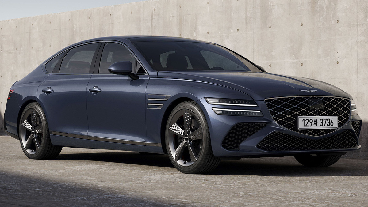 신규 색상 세레스 블루가 적용된 2026 G80 스포츠 패키지. / 제네시스