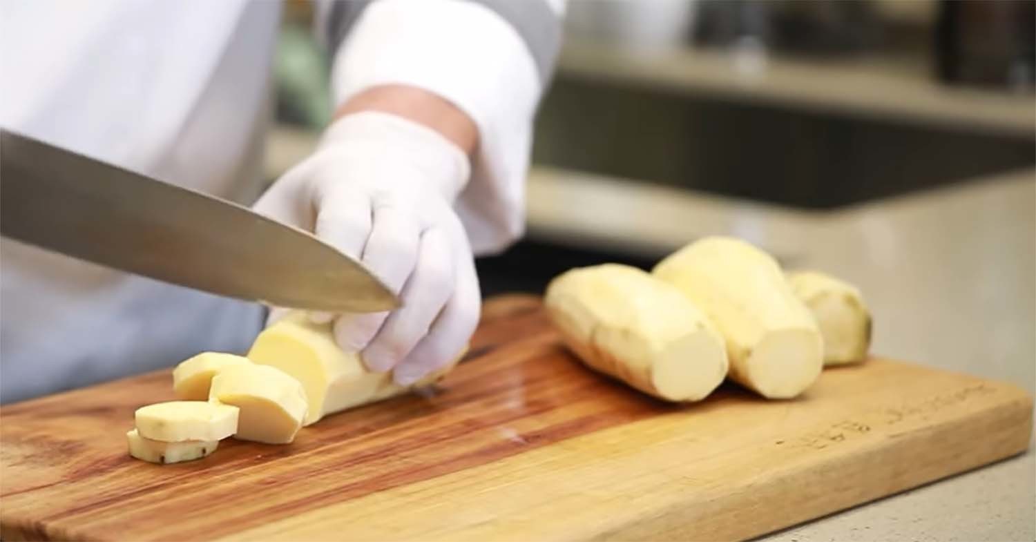 임성근 셰프가 고구마를 썰고 있다. / '임성근 임짱TV' 유튜브 채널